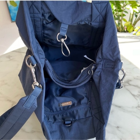 COPY - Lululemon On My Level Tote - Picture 4 of 8